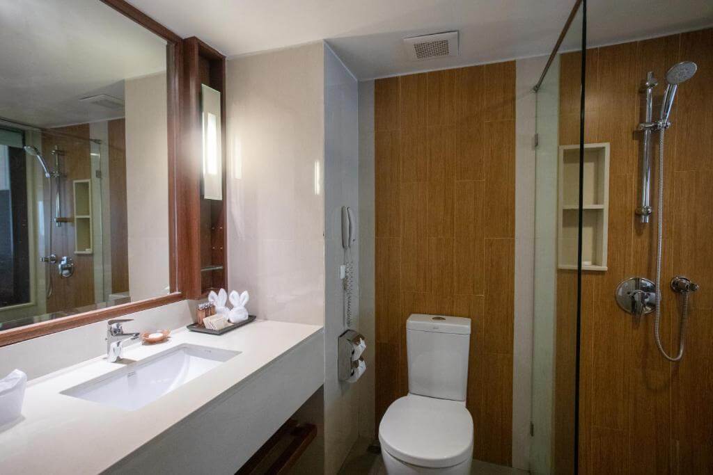 Supeiror Pool VIew Patong Merlin Hotel Toilet